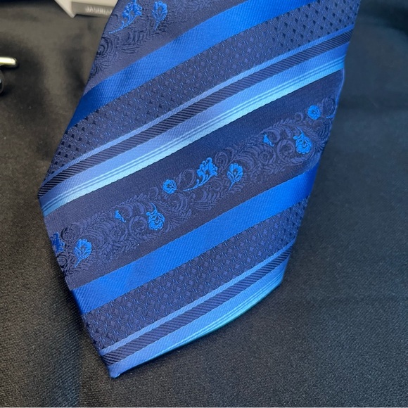 NWT- Elegant Silk Blue Striped Tie Set - Picture 4 of 4